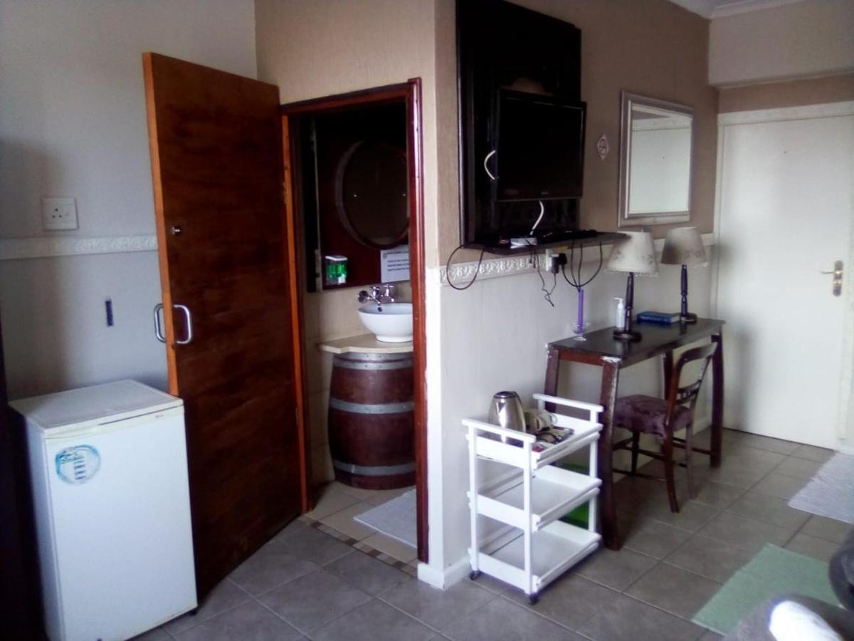 Bread And Barrel Guesthouse Bellville Cape Town Bagian luar foto