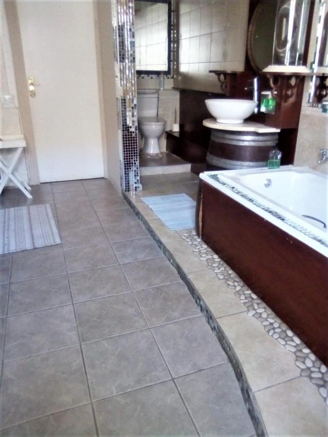 Bread And Barrel Guesthouse Bellville Cape Town Bagian luar foto